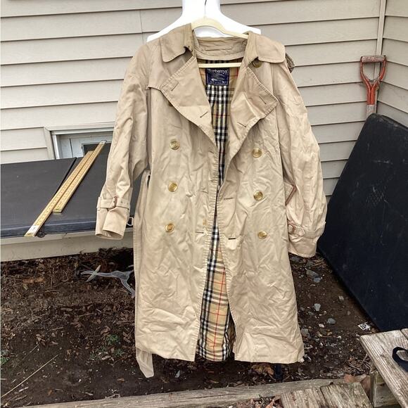 ~Burberry Men's Khaki Coat sz 42